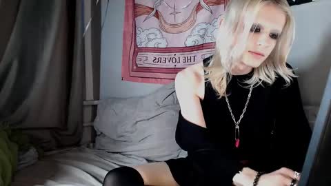 Snapshot of alien_bella chatting on 5, 6, 2026 Alien Bella online show from 5, 6, 2026