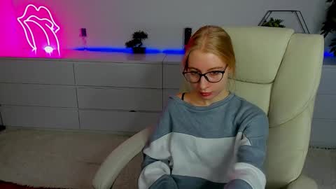 Snapshot of alina__blonde chatting on 26, 9, 2025 Alina online show from 26, 9, 2025