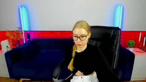 Snapshot of alina__blonde chatting on 30, 9, 2025 Alina online show from 30, 9, 2025