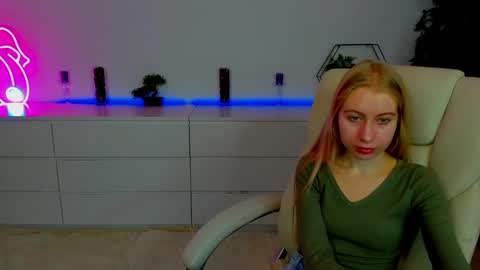 Snapshot of alina__blonde chatting on 15, 10, 2025 Alina online show from 15, 10, 2025