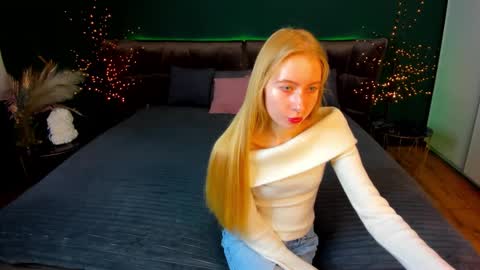 Snapshot of alina__blonde chatting on 25, 10, 2025 Alina online show from 25, 10, 2025