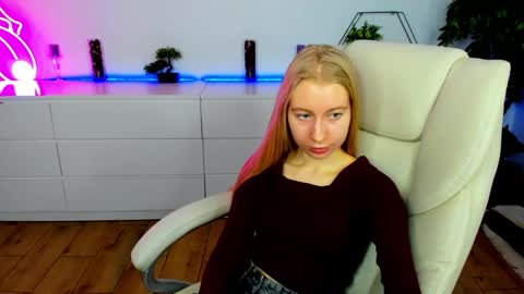 Snapshot of alina__blonde chatting on 30, 11, 2025 Alina online show from 30, 11, 2025