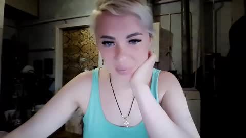 Snapshot of alinafrey_ chatting on 4, 4, 2026 Alina online show from 4, 4, 2026