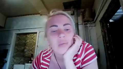 Snapshot of alinafrey_ chatting on 16, 4, 2026 Alina online show from 16, 4, 2026