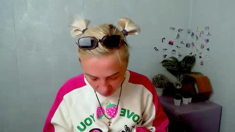 Snapshot of alinafrey_ chatting on 2, 5, 2026 Alina online show from 2, 5, 2026