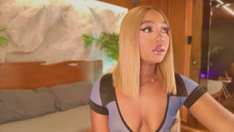 Snapshot of alisoon_moon chatting on 4, 4, 2026 Alison Moon online show from 4, 4, 2026