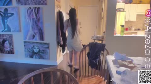 Alize Zaide online show from 2, 1, 2025