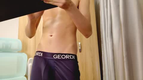 Snapshot of allangil chatting on 25, 4, 2026 Allan online show from 25, 4, 2026