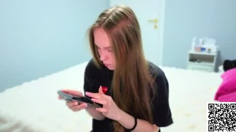 Snapshot of alllura chatting on 7, 4, 2026 Axi online show from 7, 4, 2026
