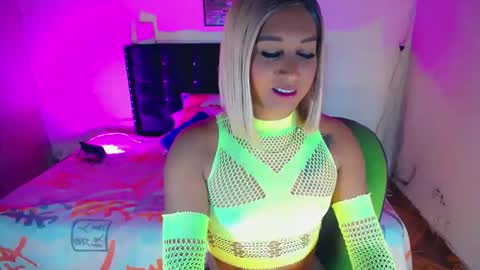 alondragill_ online show from 9, 6, 2026