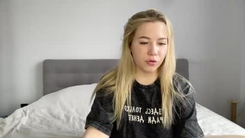 Snapshot of alyrasun chatting on 19, 4, 2026 Al online show from 19, 4, 2026