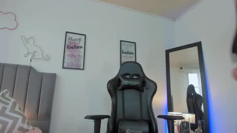 Snapshot of amaia_monet chatting on 17, 11, 2025 Hi Im AmaiaHelp me reach 100 likes online show from 17, 11, 2025