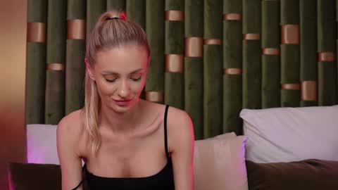 Snapshot of ameliaangell chatting on 4, 12, 2024 Amelia online show from 4, 12, 2024