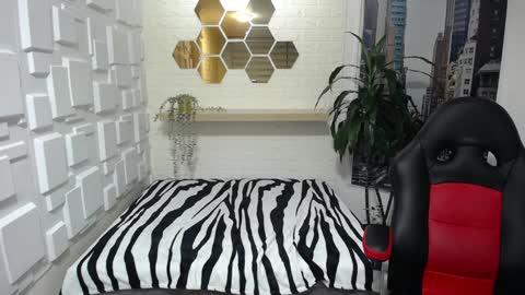 Amell Thomson online show from 3, 2, 2025