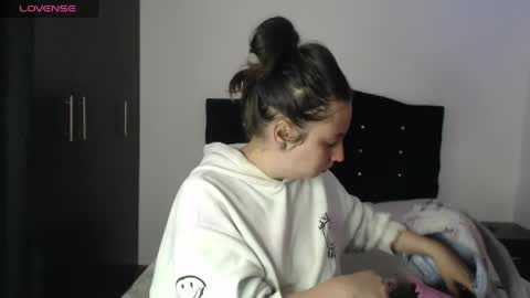 Snapshot of ana_arms_ chatting on 9, 4, 2026 ana_arms_ online show from 9, 4, 2026