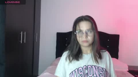 Snapshot of ana_arms_ chatting on 26, 4, 2026 ana_arms_ online show from 26, 4, 2026