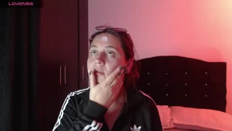 Snapshot of ana_arms_ chatting on 4, 5, 2026 ana_arms_ online show from 4, 5, 2026