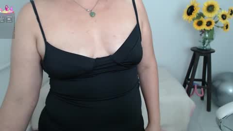 Snapshot of ana_hotmilfx chatting on 10, 9, 2025 ANA online show from 10, 9, 2025