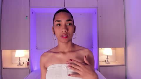 anaacollins_ online show from 28, 11, 2025