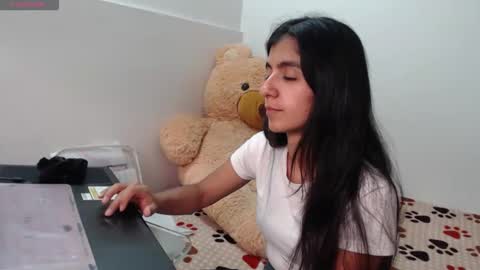 Snapshot of anahibrowns95 chatting on 5, 3, 2026 Anahi Browns online show from 5, 3, 2026