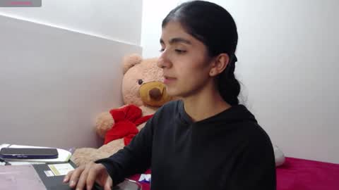 Snapshot of anahibrowns95 chatting on 15, 4, 2026 Anahi Browns online show from 15, 4, 2026