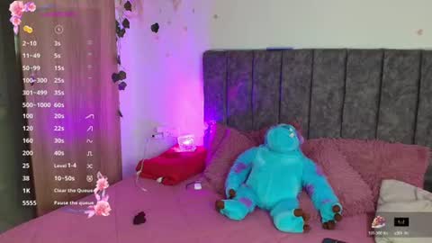 Snapshot of andra_rosse chatting on 5, 7, 2026 Andra de la Rosse online show from 5, 7, 2026