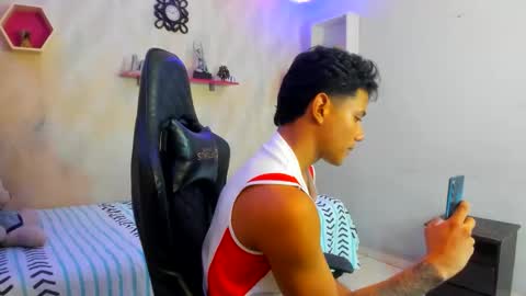 Snapshot of andrew_myersx chatting on 21, 12, 2025 ANDREW online show from 21, 12, 2025