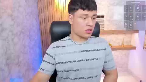 Snapshot of andrewpeach chatting on 8, 9, 2025 Andrew online show from 8, 9, 2025