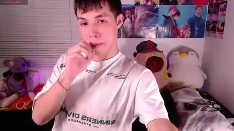 Snapshot of angel_bless19 chatting on 6, 1, 2025 Angel help me with 100 thumbs up online show from 6, 1, 2025