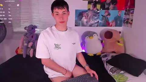 Snapshot of angel_bless19 chatting on 12, 1, 2025 Angel help me with 100 thumbs up online show from 12, 1, 2025