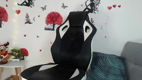 Snapshot of angel_curl chatting on 4, 2, 2025 Angel Curl online show from 4, 2, 2025