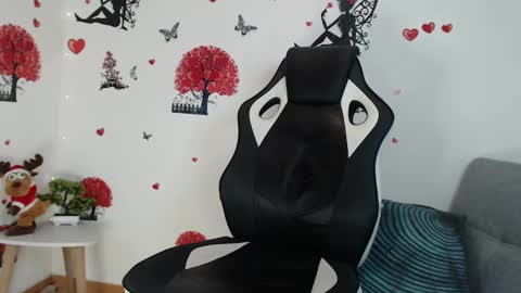 Snapshot of angel_curl chatting on 5, 2, 2025 Angel Curl online show from 5, 2, 2025