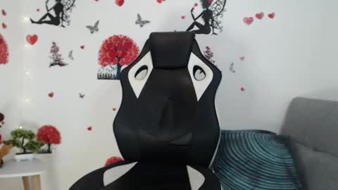 Snapshot of angel_curl chatting on 12, 2, 2025 Angel Curl online show from 12, 2, 2025