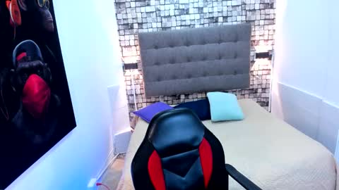 Snapshot of angel_silverr chatting on 17, 12, 2025 Angel Silver online show from 17, 12, 2025