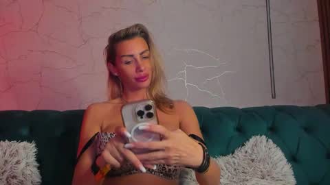 Snapshot of angel_wow_ chatting on 12, 11, 2025 Anysia online show from 12, 11, 2025