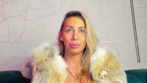 Snapshot of angel_wow_ chatting on 18, 11, 2025 Anysia online show from 18, 11, 2025