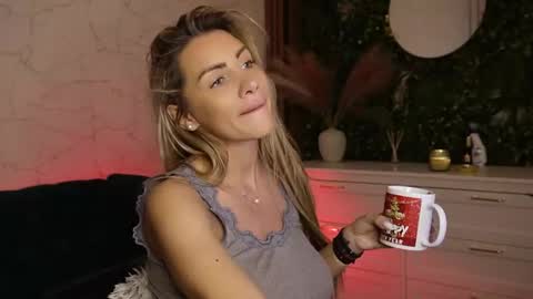 Snapshot of angel_wow_ chatting on 16, 12, 2025 Anysia online show from 16, 12, 2025