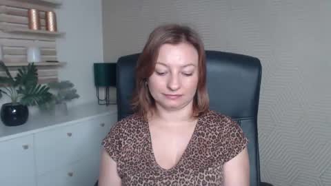 Snapshot of angela_samt chatting on 28, 10, 2025 Angela online show from 28, 10, 2025