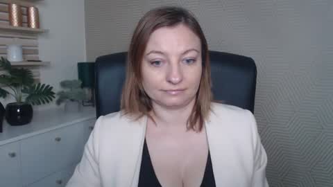 Snapshot of angela_samt chatting on 17, 11, 2025 Angela online show from 17, 11, 2025