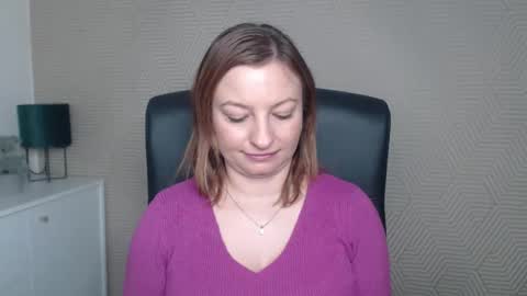 Snapshot of angela_samt chatting on 18, 11, 2025 Angela online show from 18, 11, 2025