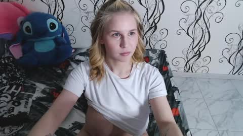 Snapshot of angelaroyy chatting on 8, 4, 2026 Angela online show from 8, 4, 2026