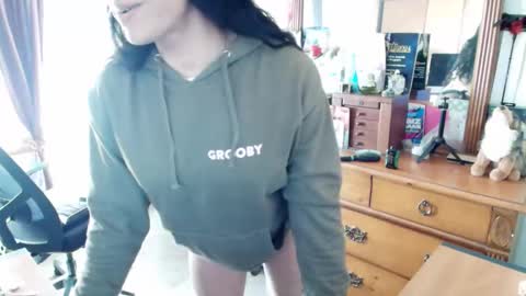 Snapshot of angelbaby11986 chatting on 6, 4, 2026 Angela Longcock online show from 6, 4, 2026