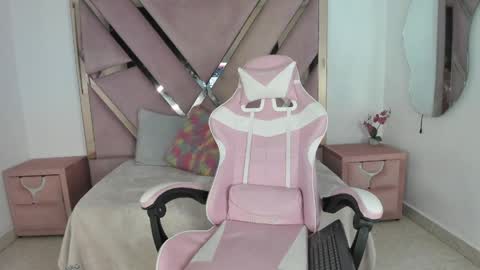 Snapshot of angell_petite01 chatting on 6, 5, 2026 angell_petite01 online show from 6, 5, 2026