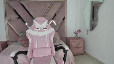 Snapshot of angell_petite01 chatting on 7, 5, 2026 angell_petite01 online show from 7, 5, 2026