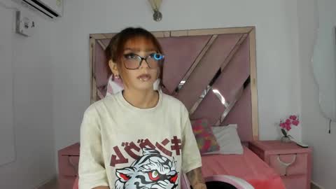 Snapshot of angell_petite01 chatting on 22, 5, 2026 angell_petite01 online show from 22, 5, 2026