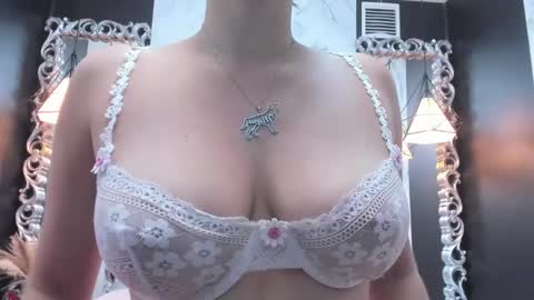 Snapshot of angelstonne_ chatting on 18, 12, 2025 Angel online show from 18, 12, 2025