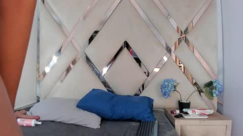 angiexht online show from 15, 4, 2026