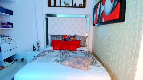 laura  online show from 25, 10, 2025