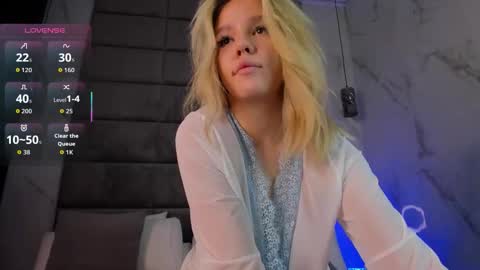 Snapshot of anna_robinson chatting on 8, 10, 2025 Anna online show from 8, 10, 2025