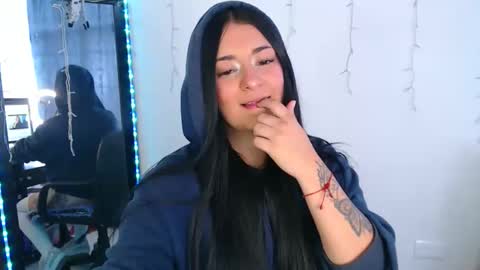 Snapshot of anne_lennon_ chatting on 7, 5, 2026 Anne online show from 7, 5, 2026